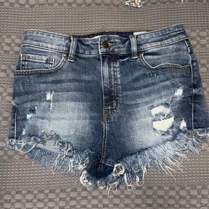 Van Maur size medium medium wash denim shorts cut off. Super soft & flattering